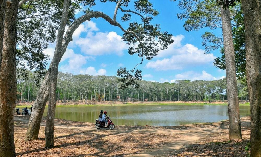 The area around Ba Om pond is known for its lush greenery and peaceful atmosphere, making it a perfect place to spend a quiet afternoon